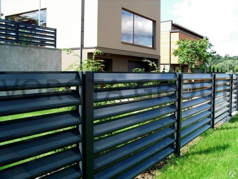 Забор жалюзи металлический для загородного дома